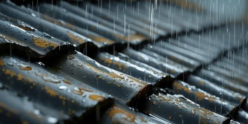 楼顶漏雨该找物业吗？